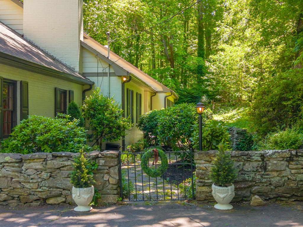 77 Oakwood Ln