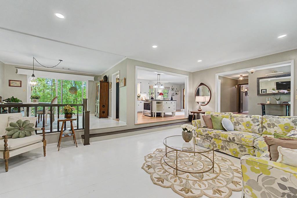77 Oakwood Ln