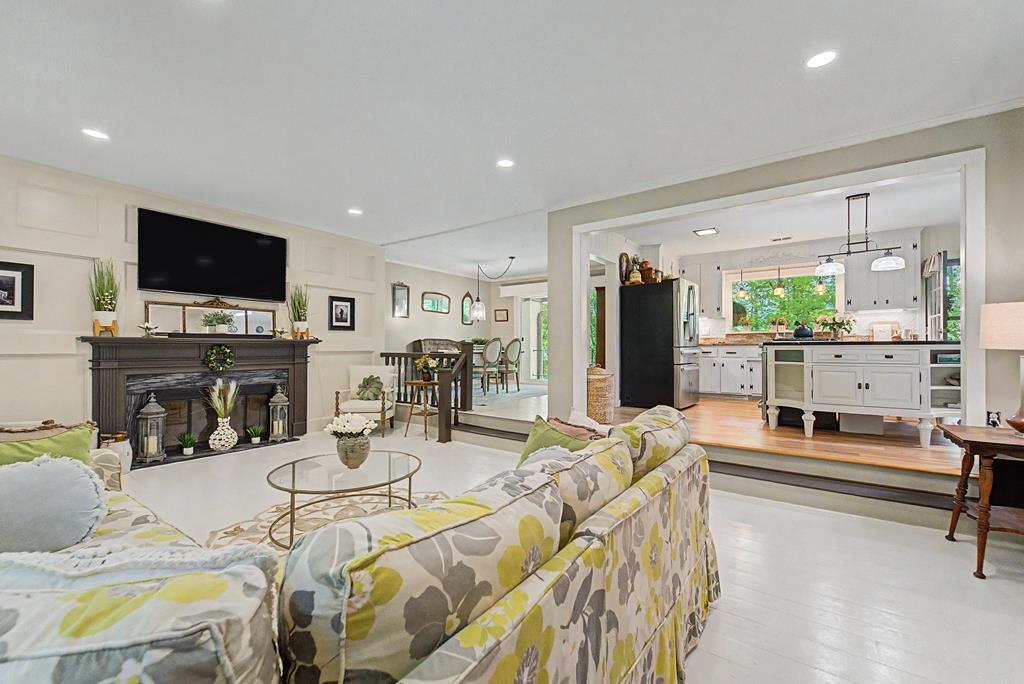 77 Oakwood Ln