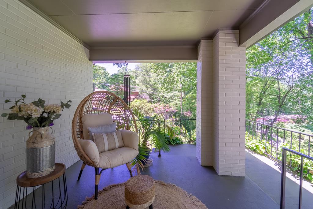 77 Oakwood Ln