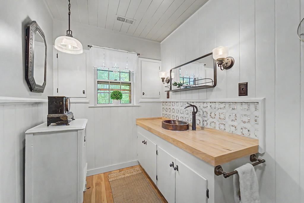 77 Oakwood Ln