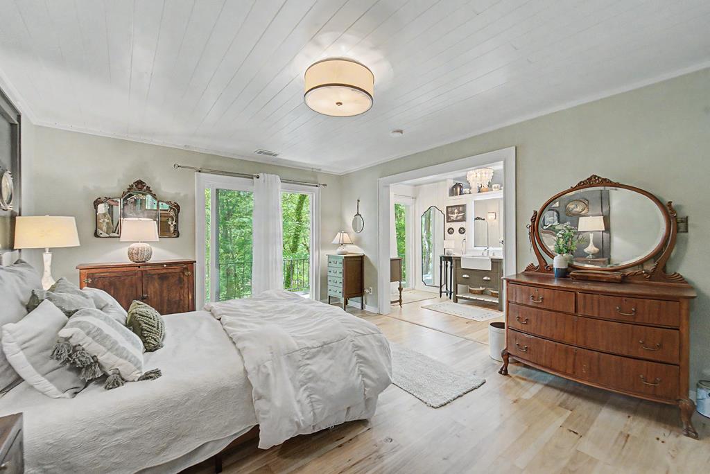 77 Oakwood Ln