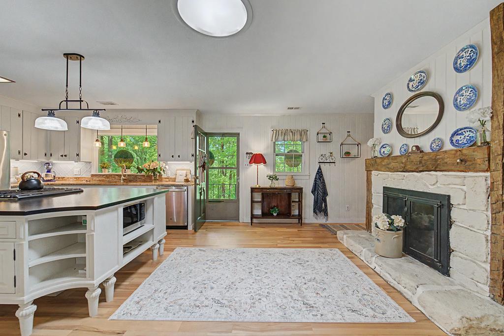 77 Oakwood Ln