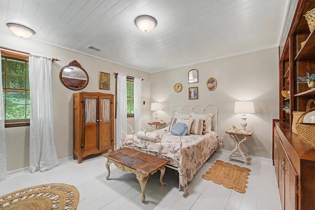 77 Oakwood Ln