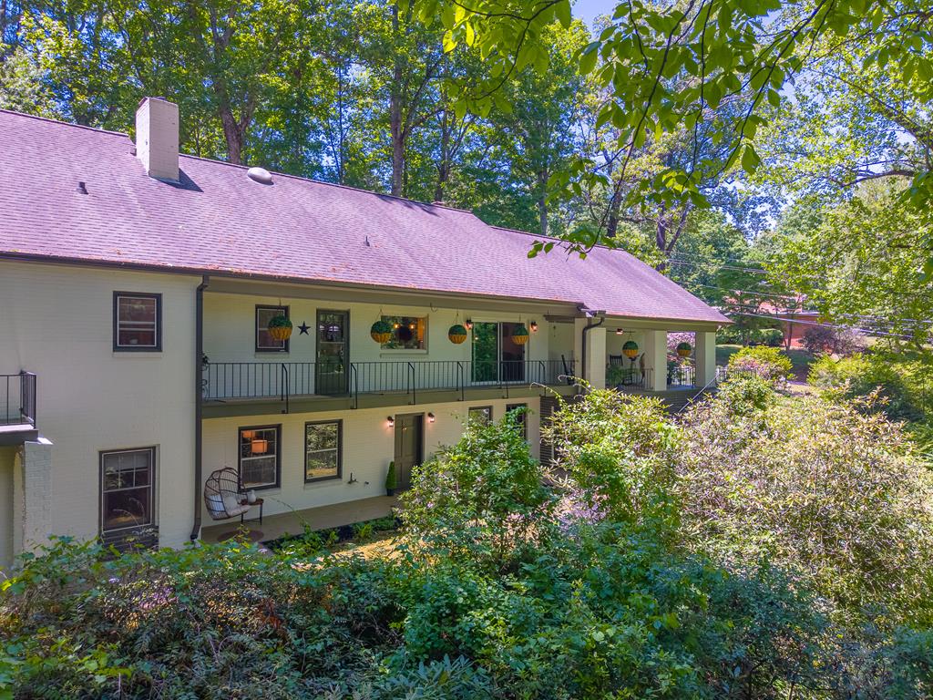 77 Oakwood Ln