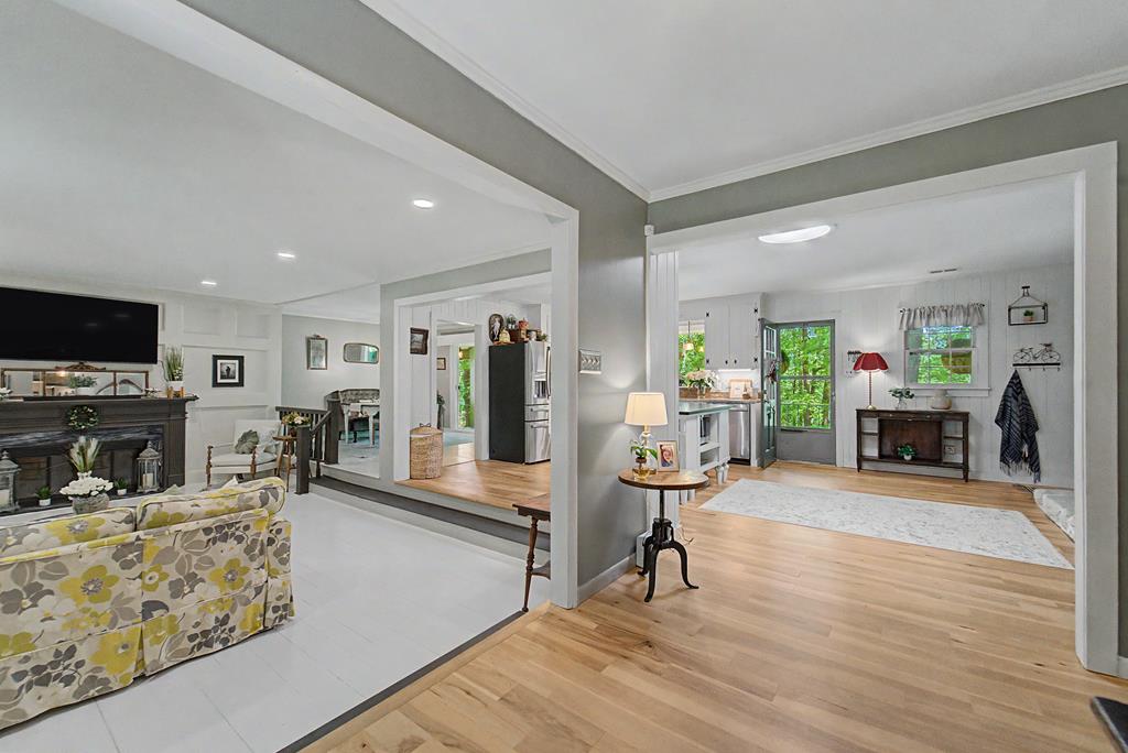 77 Oakwood Ln