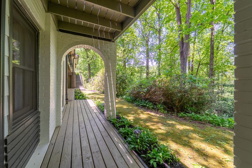 77 Oakwood Ln