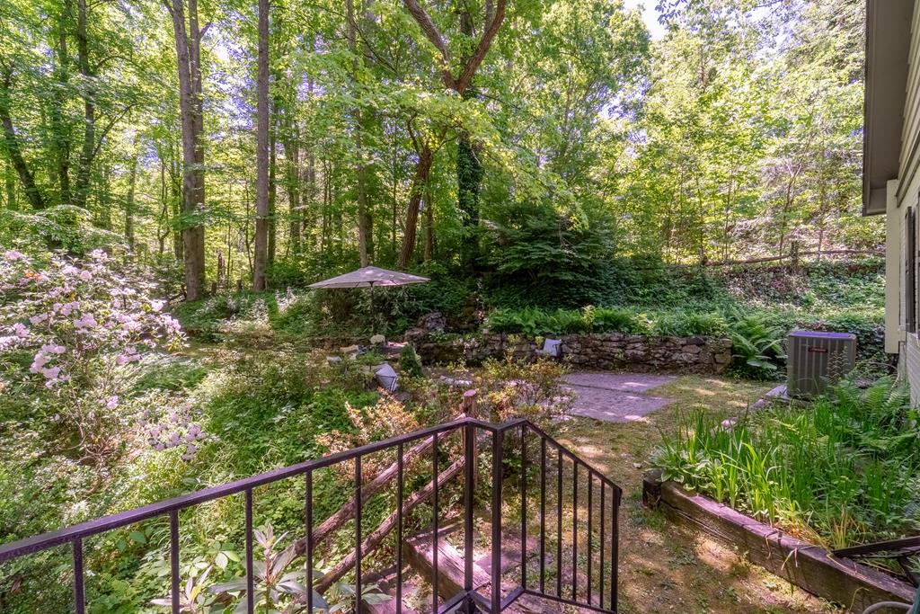 77 Oakwood Ln