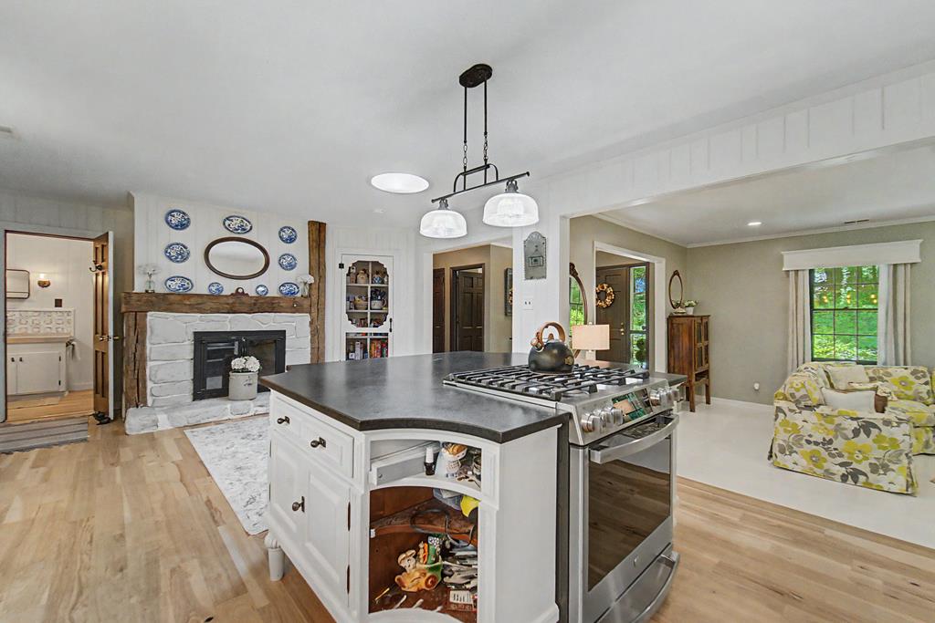 77 Oakwood Ln