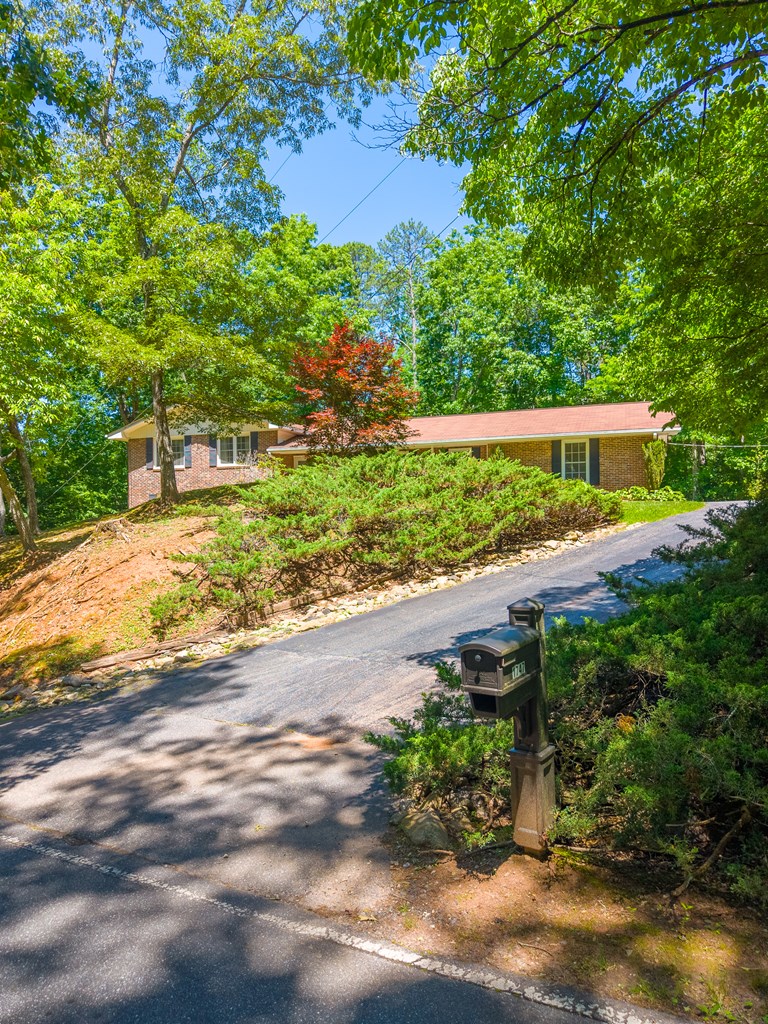 1747 University Heights Rd