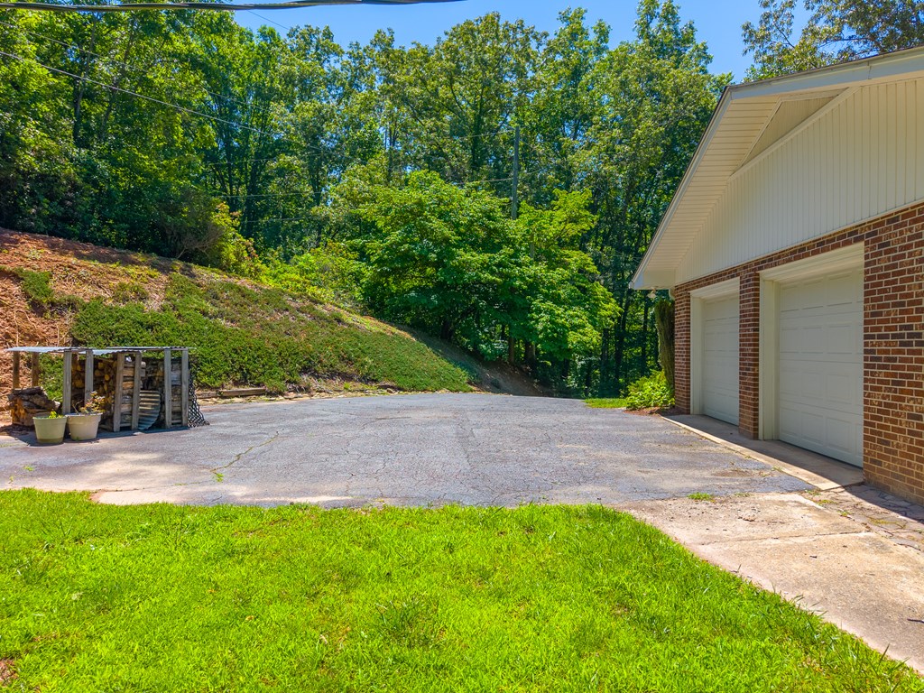 1747 University Heights Rd