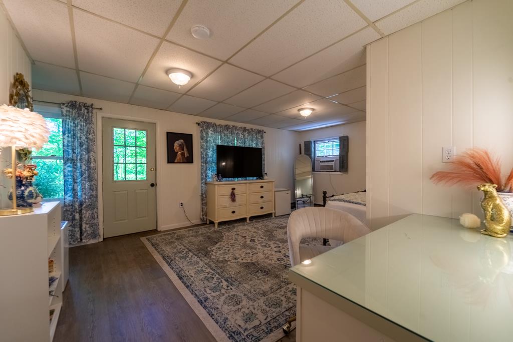 77 Oakwood Ln