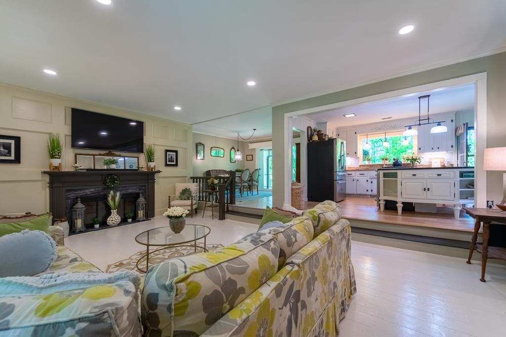 77 Oakwood Ln