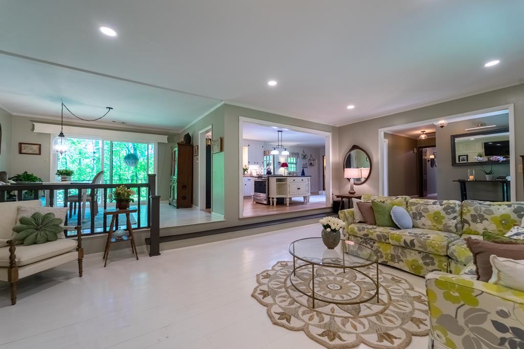 77 Oakwood Ln