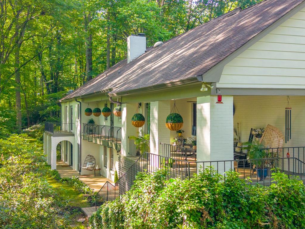 77 Oakwood Ln