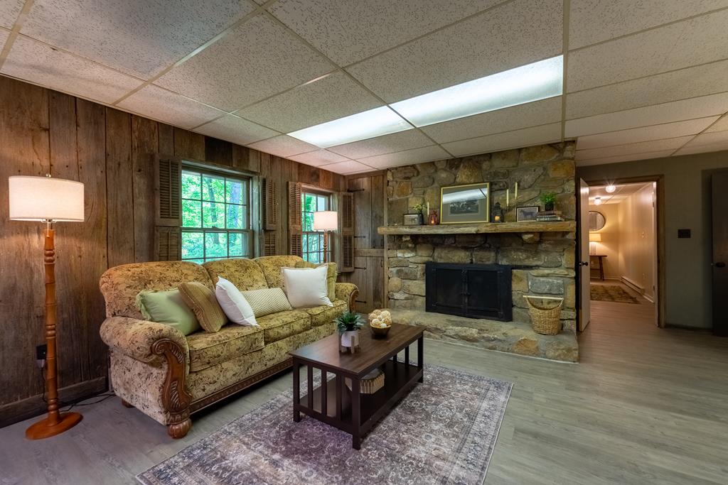 77 Oakwood Ln