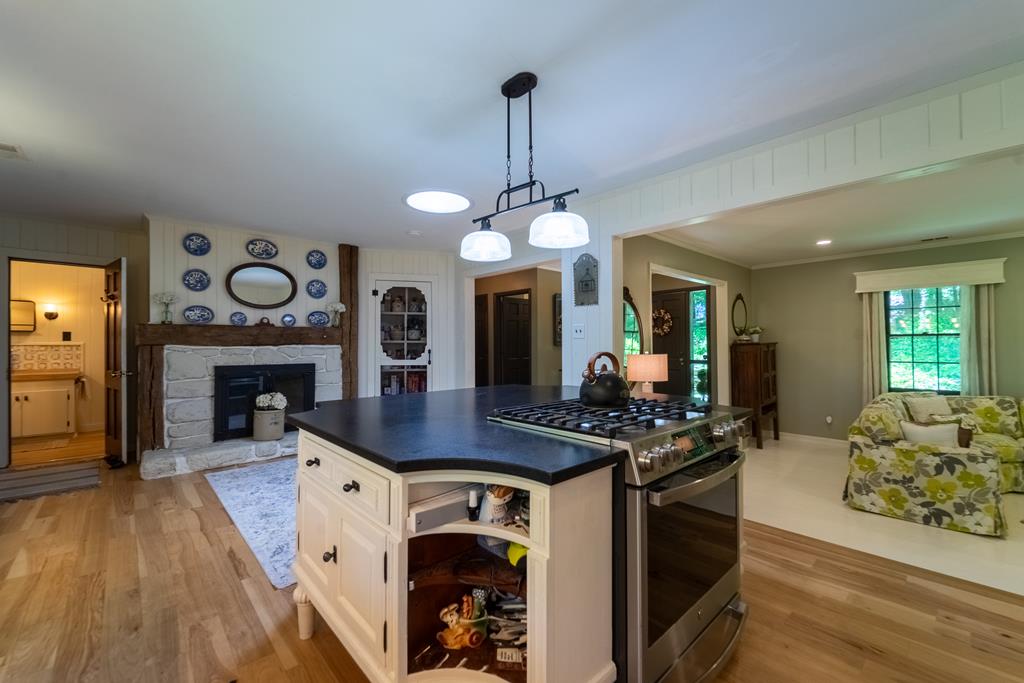 77 Oakwood Ln