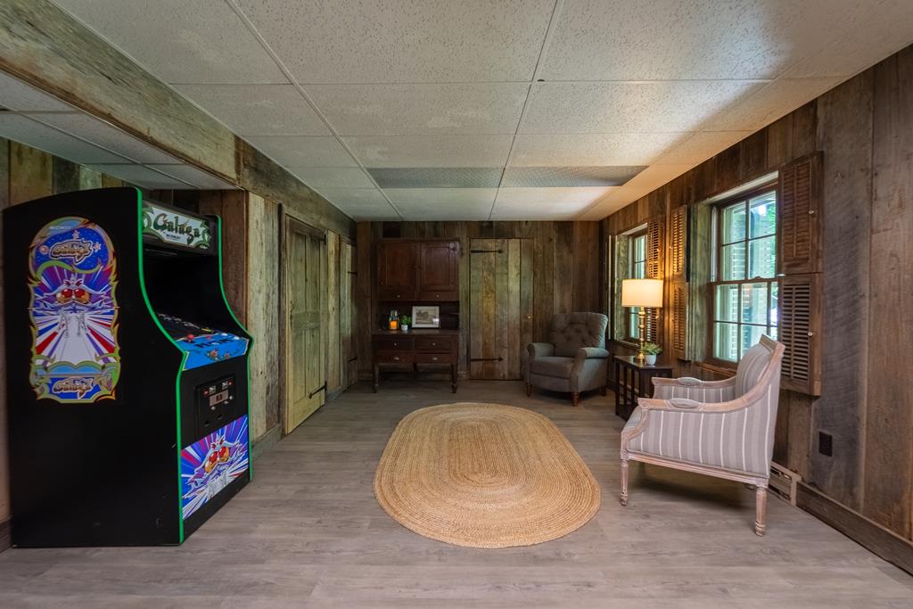 77 Oakwood Ln