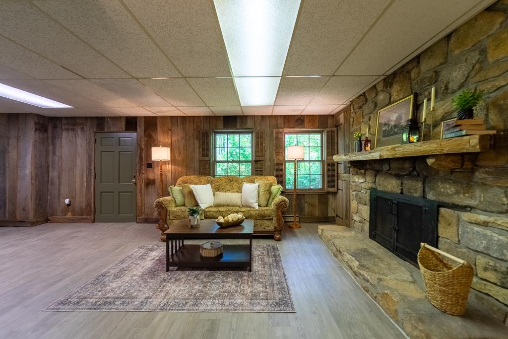 77 Oakwood Ln