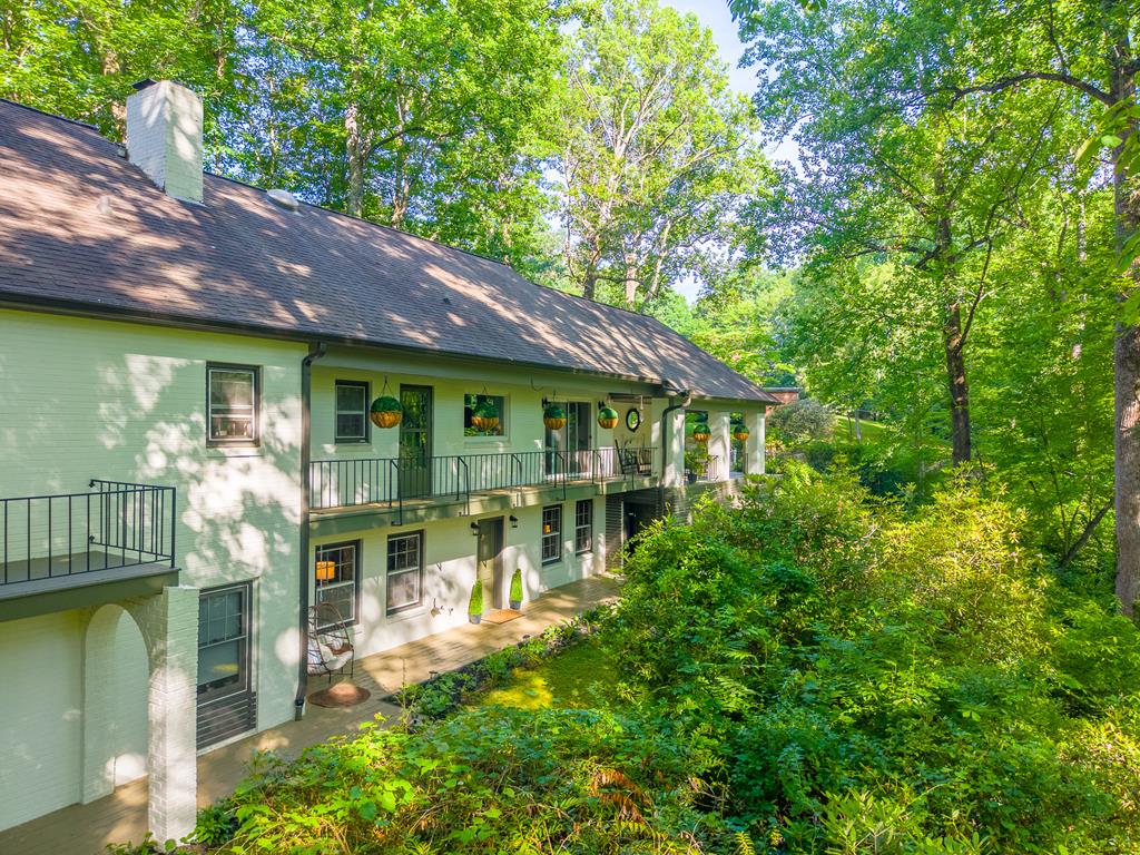 77 Oakwood Ln