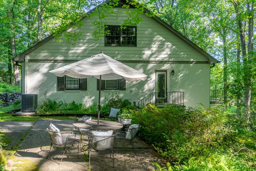 77 Oakwood Ln