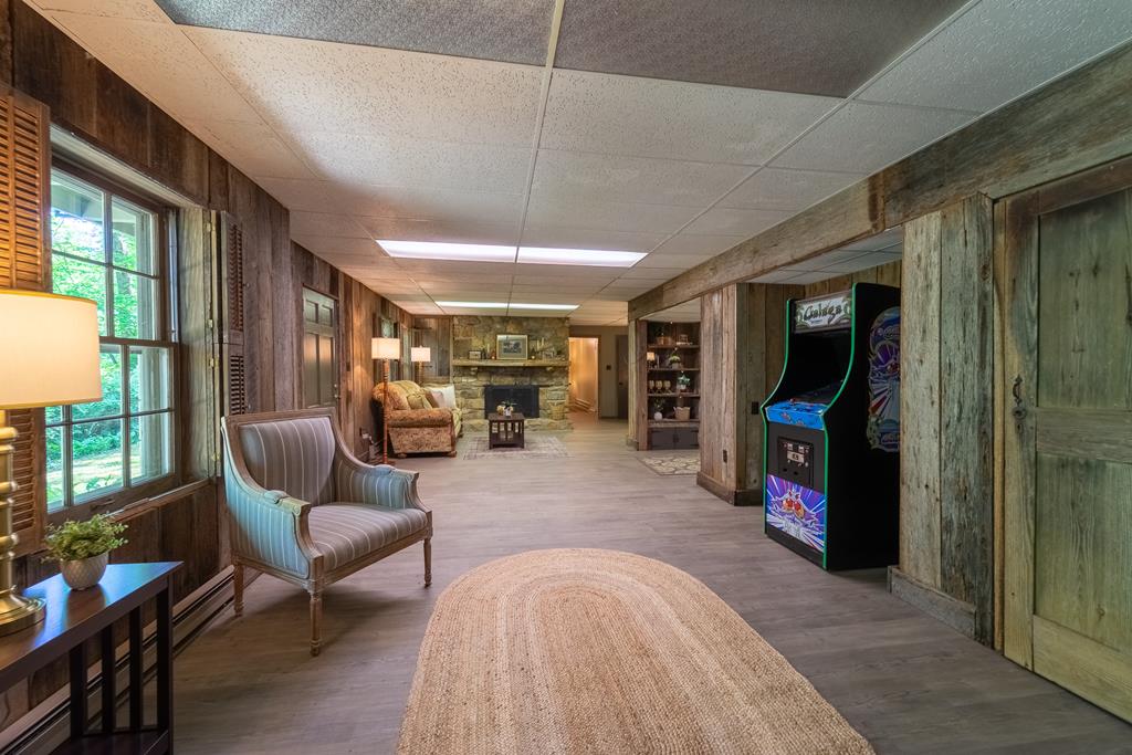 77 Oakwood Ln