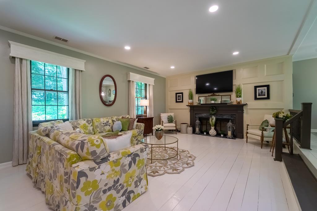 77 Oakwood Ln