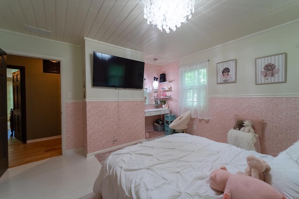 77 Oakwood Ln