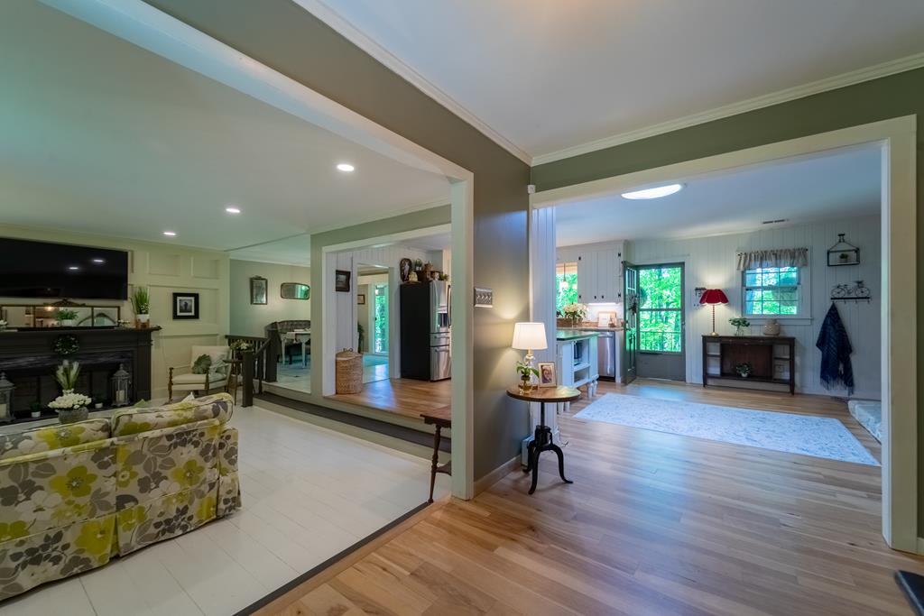 77 Oakwood Ln