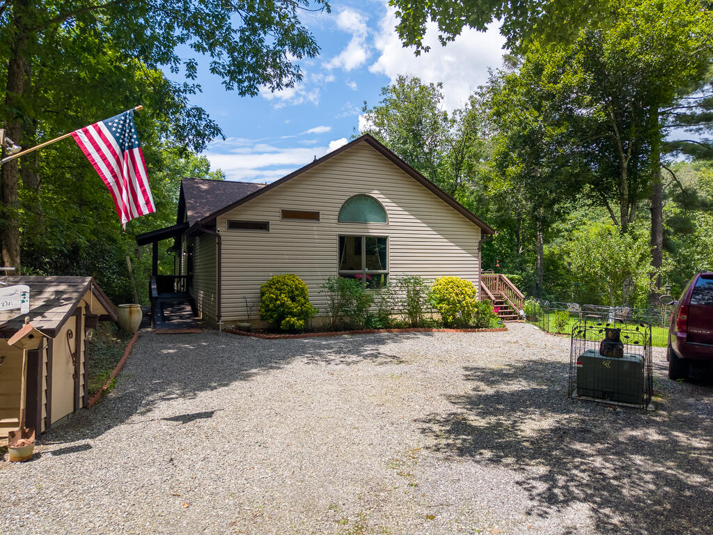 212 SYCAMORE DR