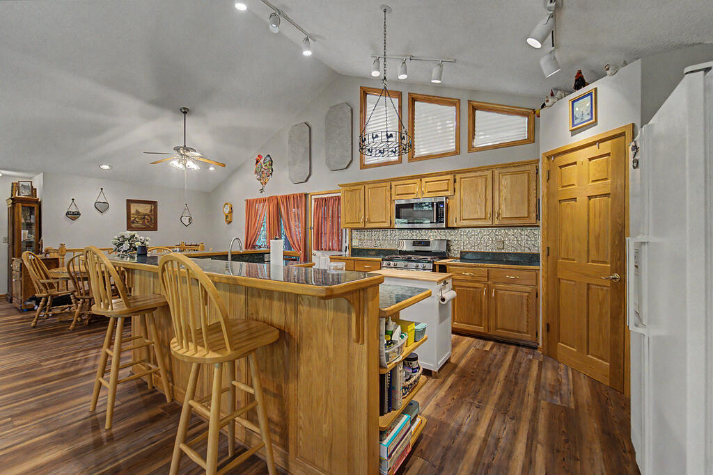 212 SYCAMORE DR