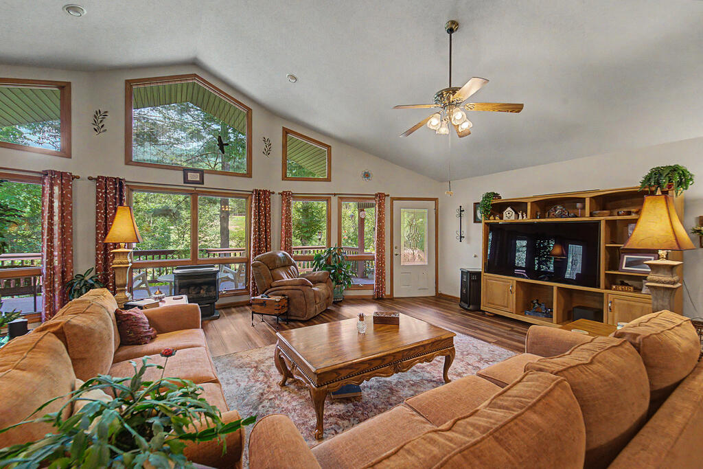 212 SYCAMORE DR