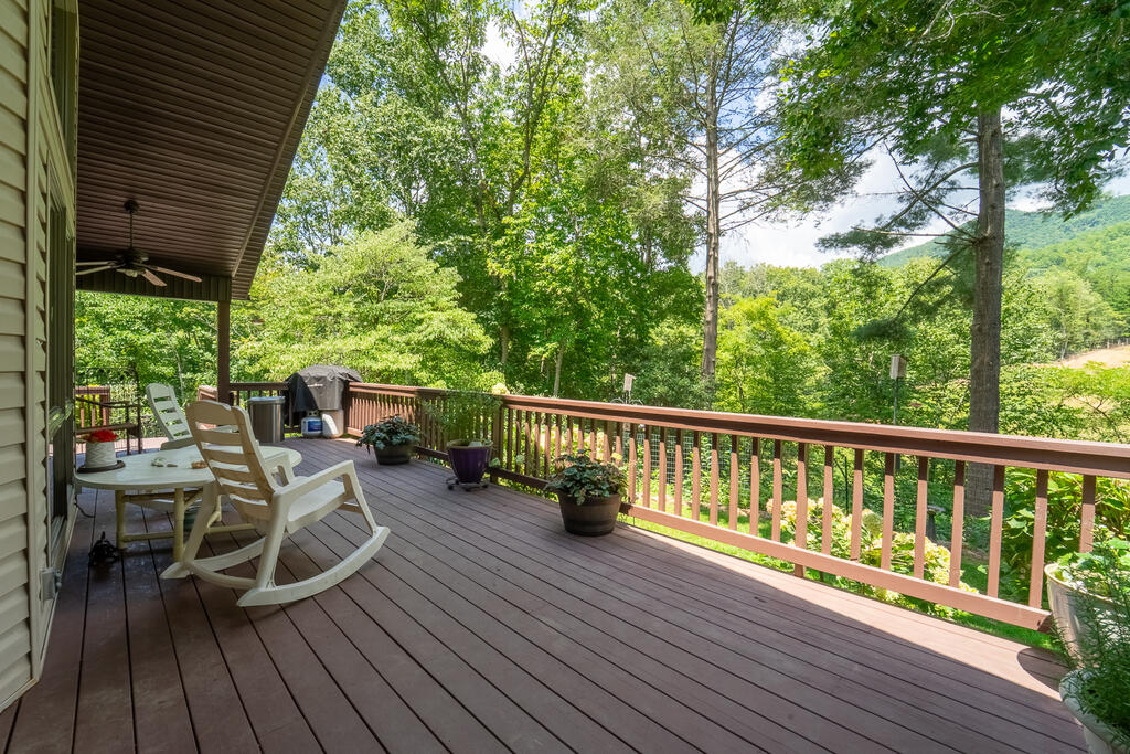 212 SYCAMORE DR