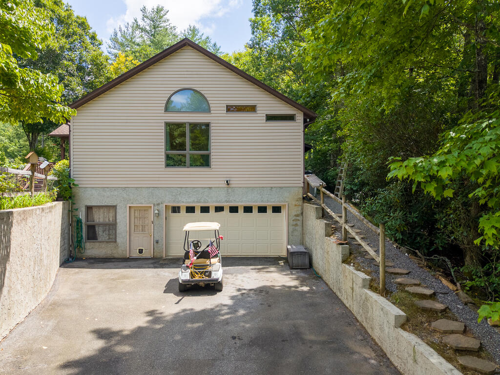 212 SYCAMORE DR