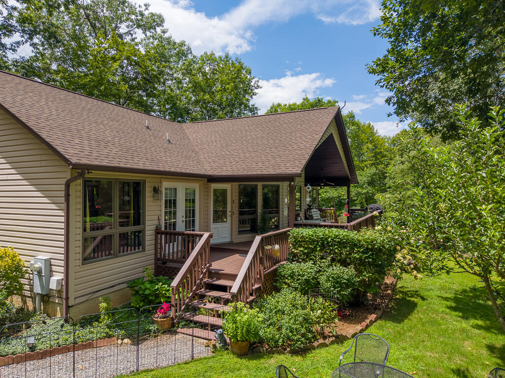 212 SYCAMORE DR