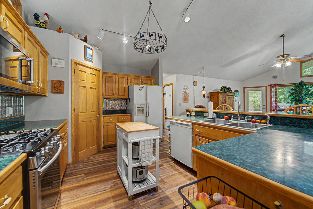 212 SYCAMORE DR