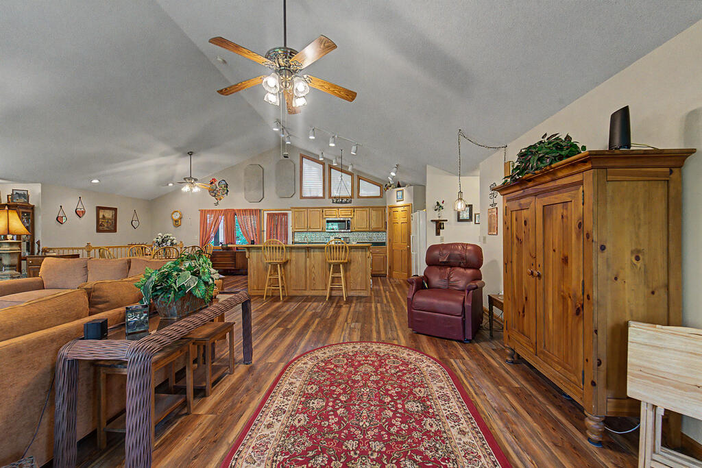 212 SYCAMORE DR