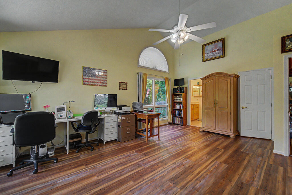 212 SYCAMORE DR