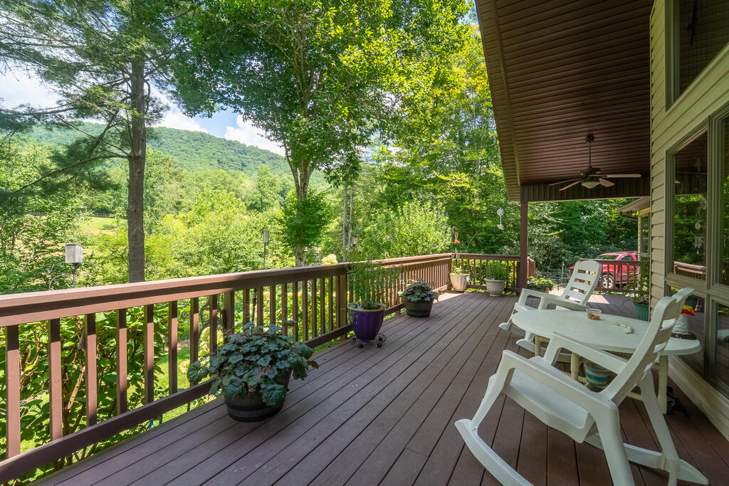 212 SYCAMORE DR