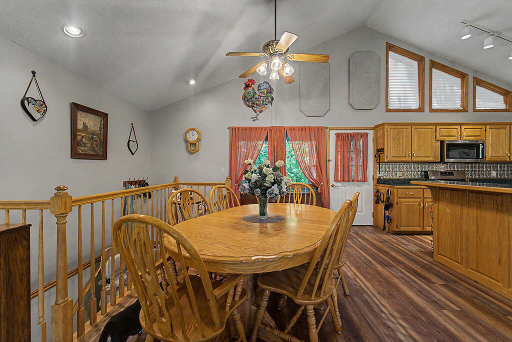 212 SYCAMORE DR