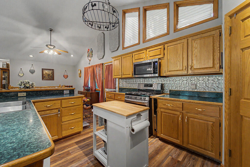 212 SYCAMORE DR