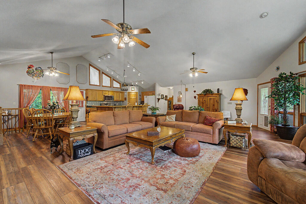 212 SYCAMORE DR