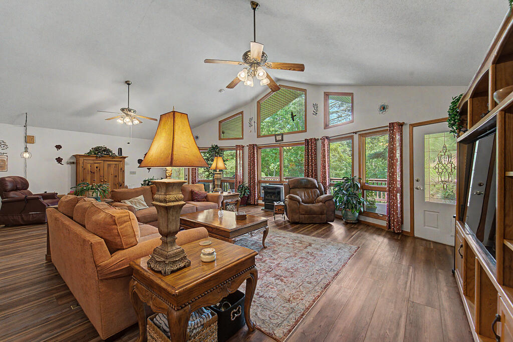 212 SYCAMORE DR
