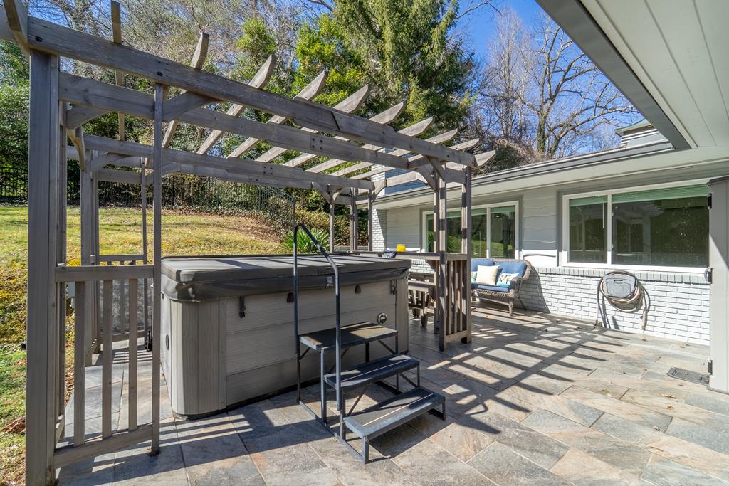 240 N Country Club Dr