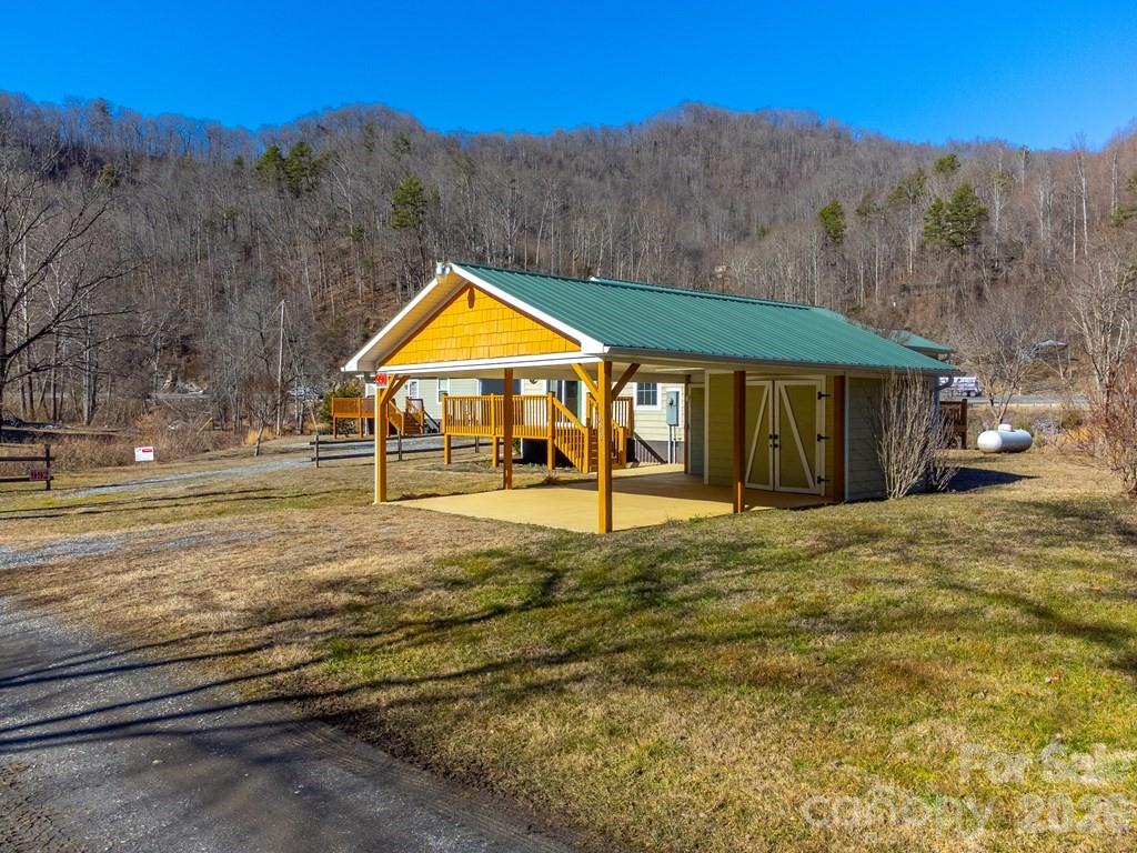990 Hornet Drive