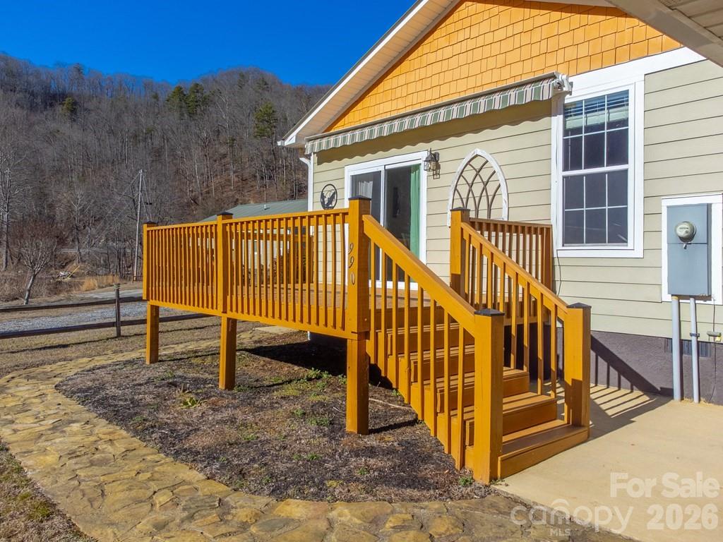 990 Hornet Drive