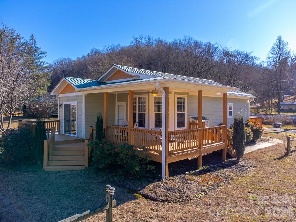 990 Hornet Drive