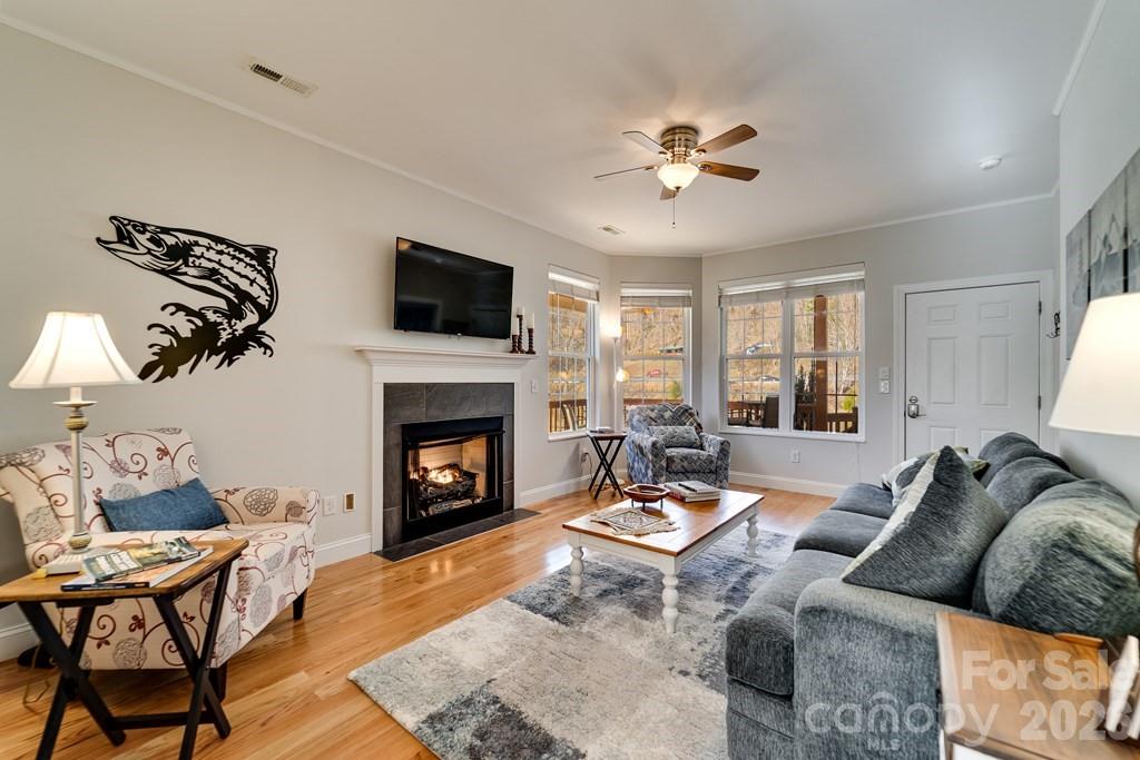 990 Hornet Drive