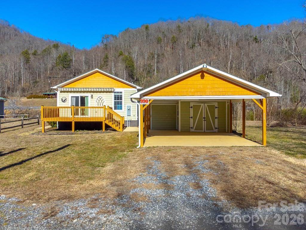 990 Hornet Drive