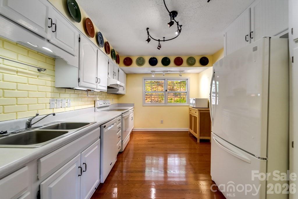 1168 North Country Club Drive